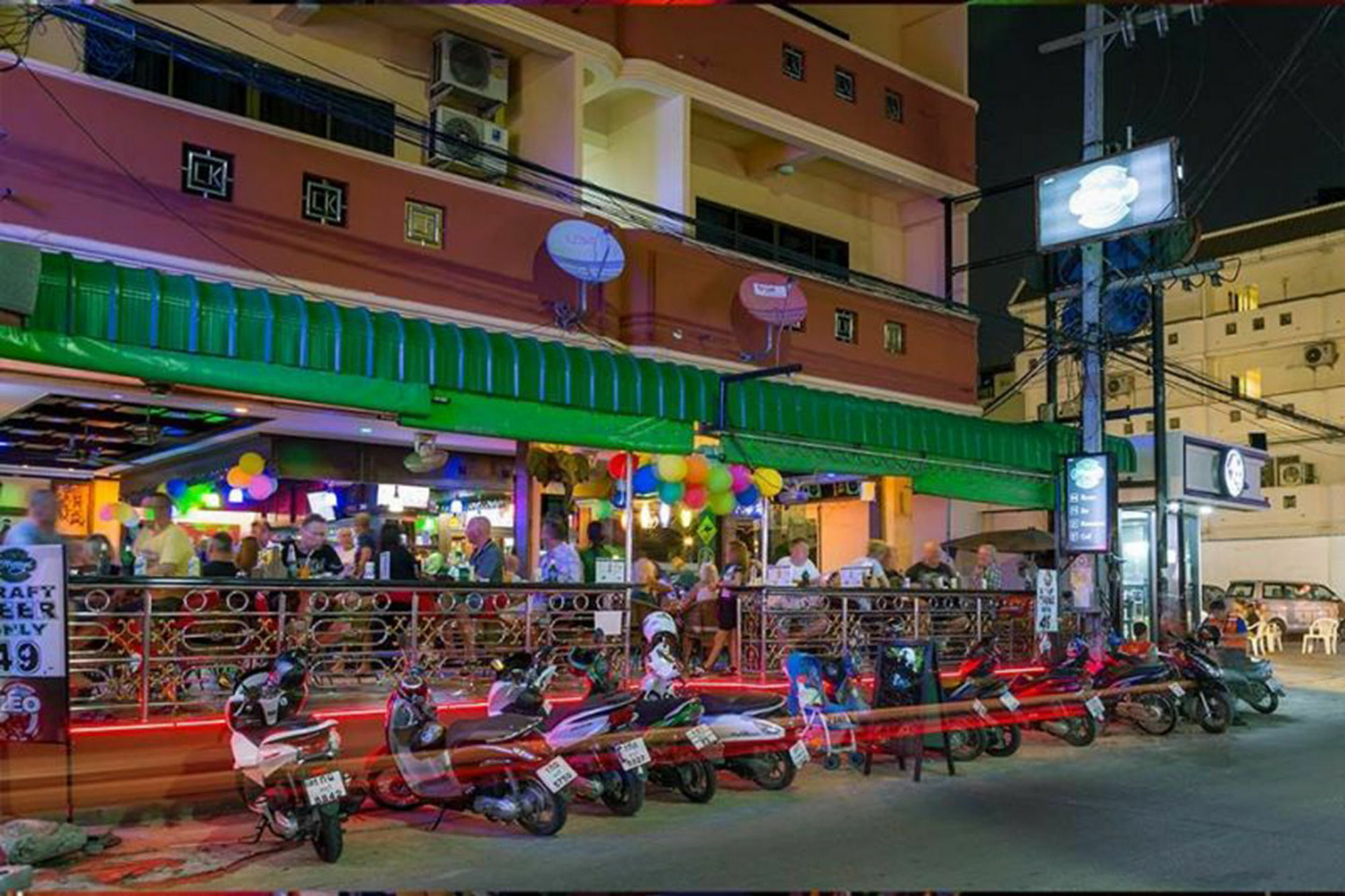 Harrys Hotel Bar & Restaurant Pattaya Exterior foto