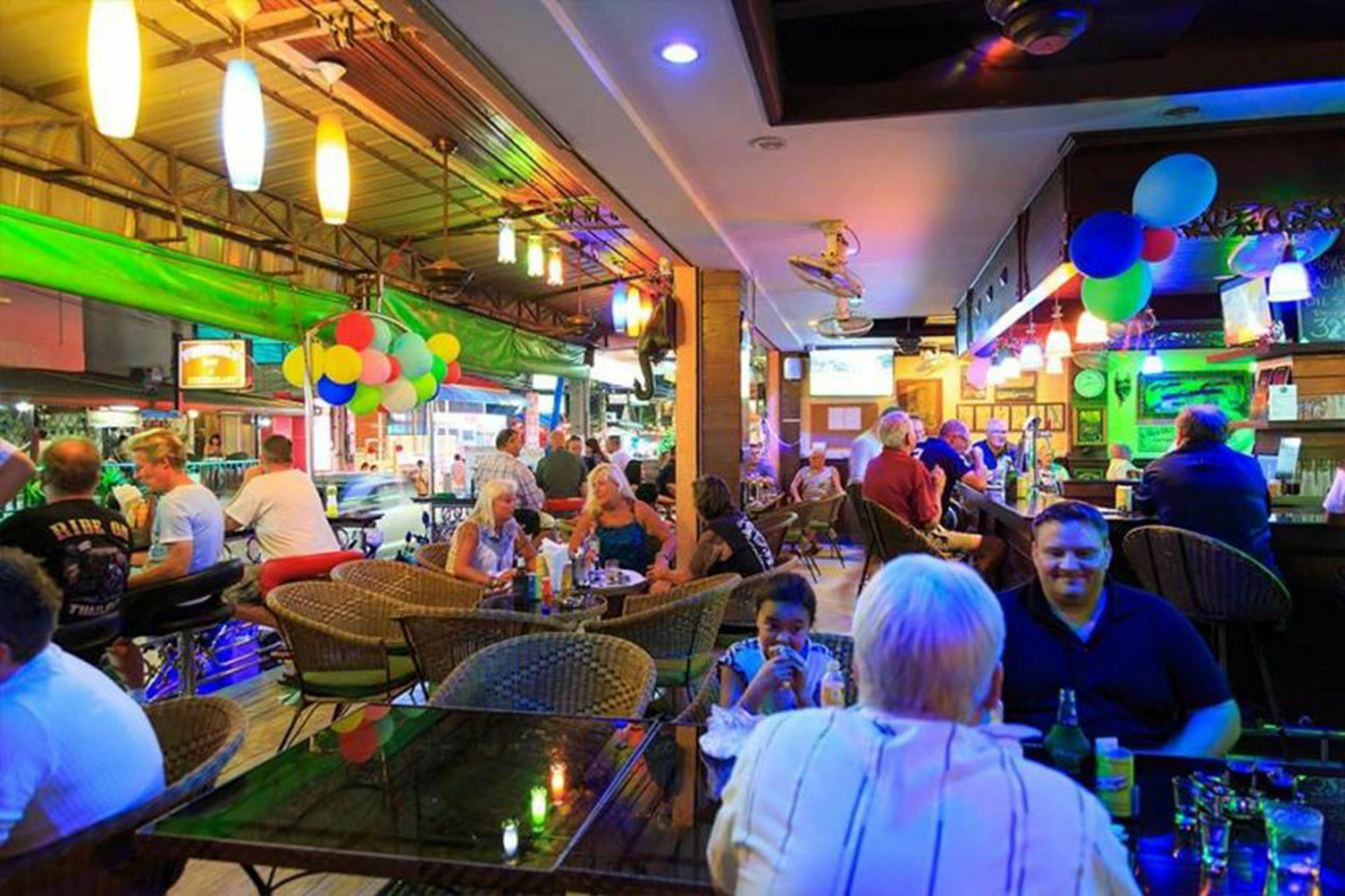 Harrys Hotel Bar & Restaurant Pattaya Exterior foto